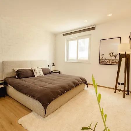 Luxury Flat Near Shopping & Swimming شقة سليمة