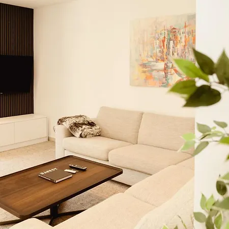 Luxury Flat Near Shopping & Swimming شقة *