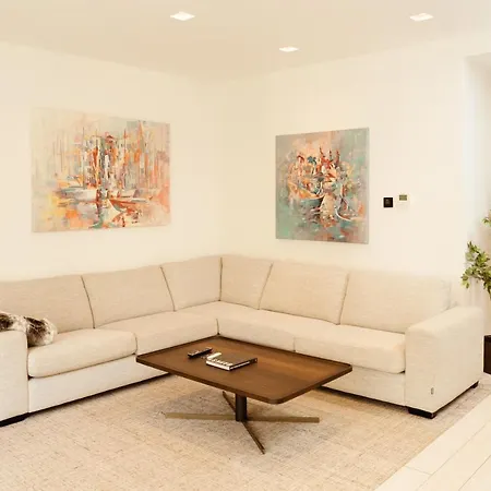 Luxury Flat Near Shopping & Swimming *
